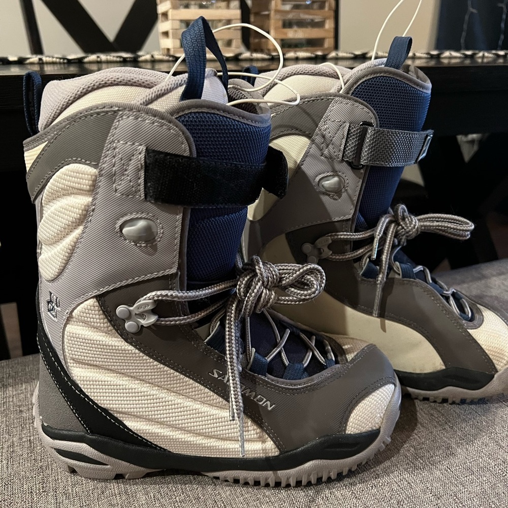 Salomon snowboarding boots Women’s size 6
